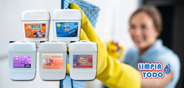 Cocina impecable con productos de limpieza